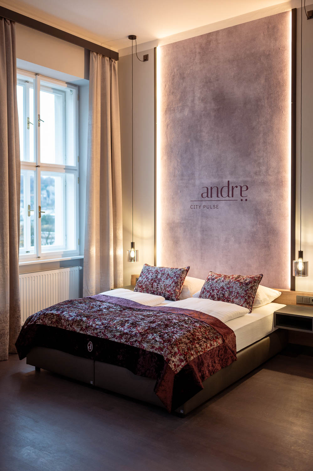 Elegantes Zimmer im HOTEL andrä, das modernen Komfort und stilvolles Ambiente vereint