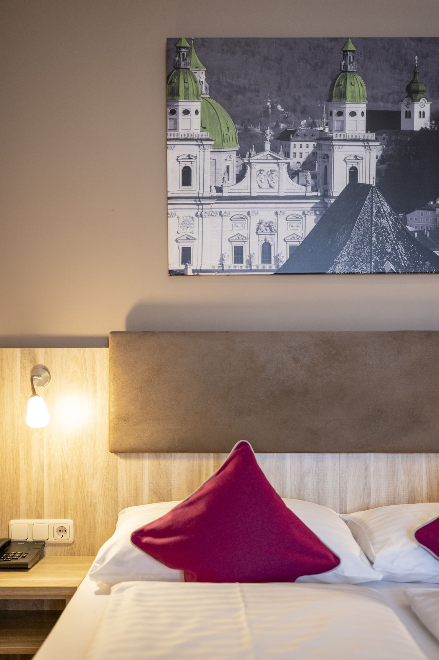 Hell und freundlich eingerichtetes Zimmer im HOTEL junior