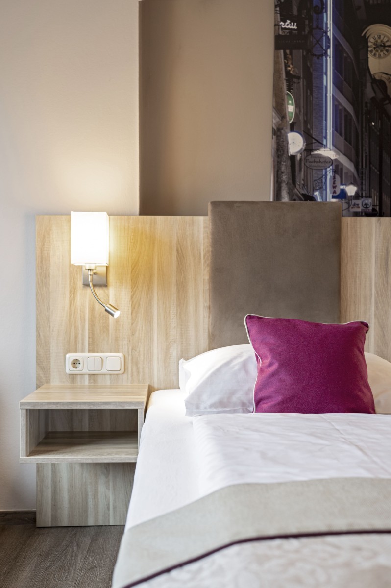 Hell und freundlich eingerichtetes Zimmer im HOTEL junior