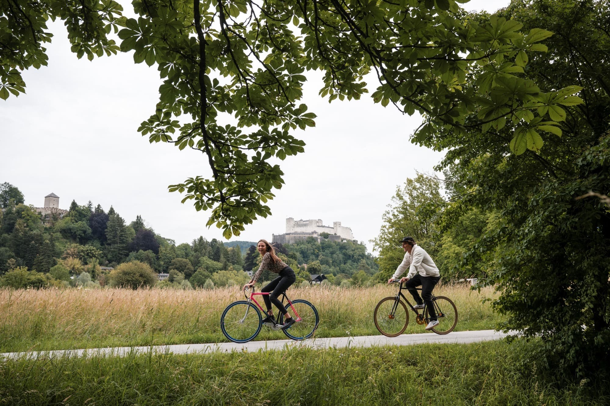 Fahrradtour durch Salzburg, mit malerischer Landschaft im Hintergrund © Lorenz Masser
