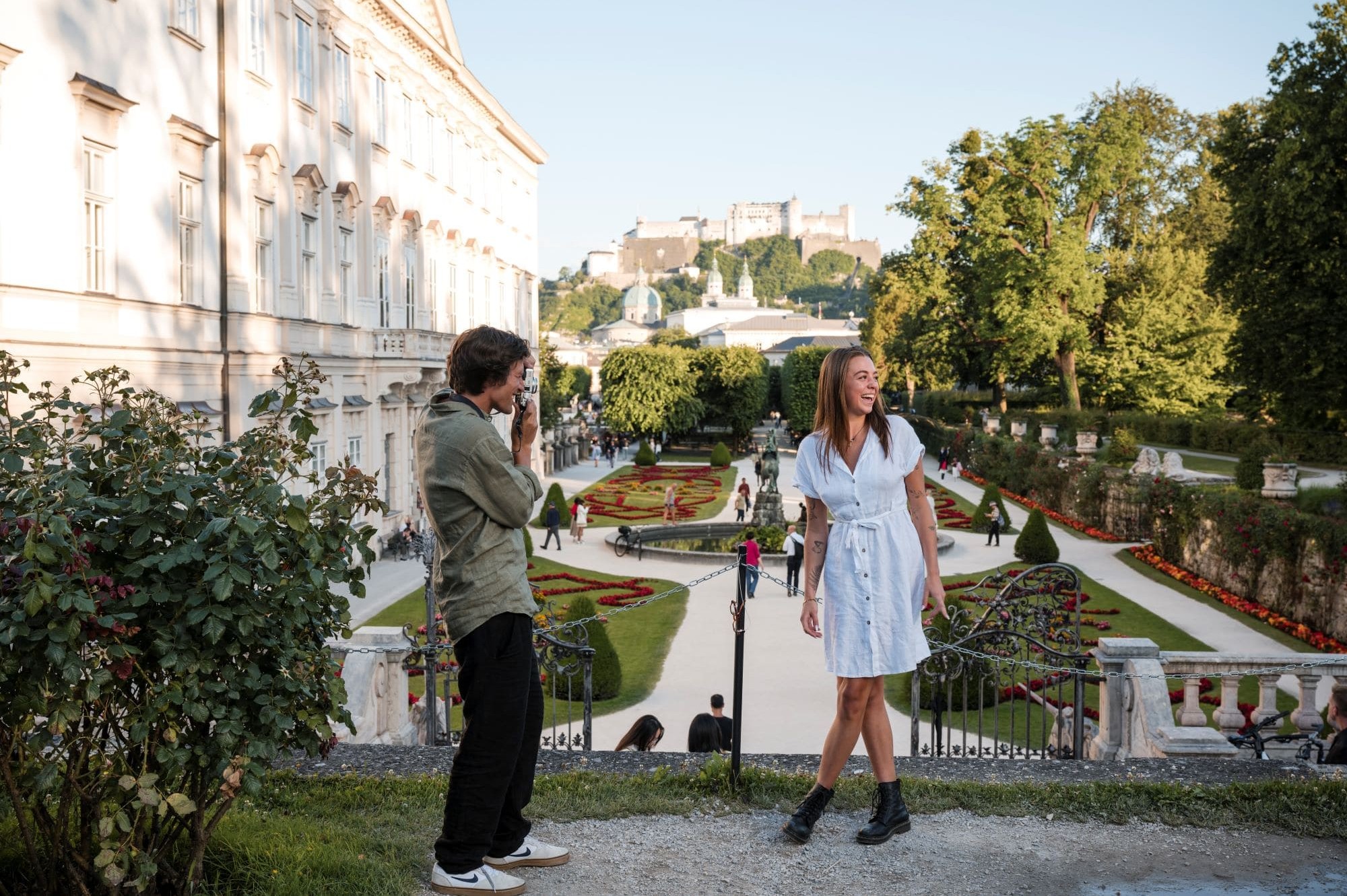 Gäste genießen eine Sightseeing-Tour in Salzburg, umgeben von historischen Gebäuden und Sehenswürdigkeiten © Lorenz Masser