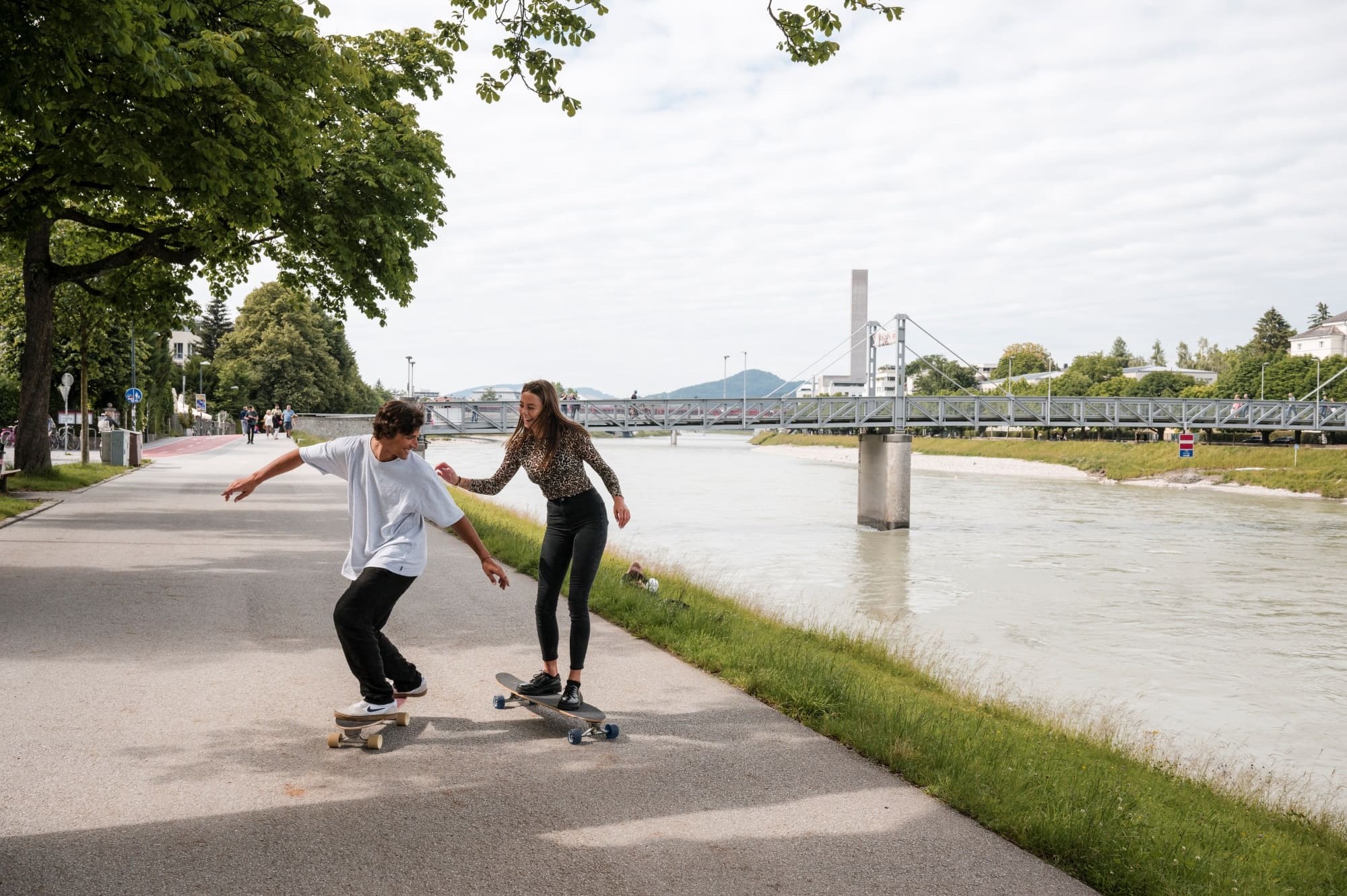 Unsere Gäste haben Spaß im Urlaub in Salzburg, umgeben von grüner Natur und historischem Ambiente © Lorenz Masser